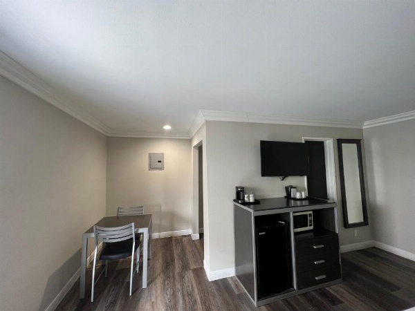 Deluxe Inn Hawthorne/ LAX image 23